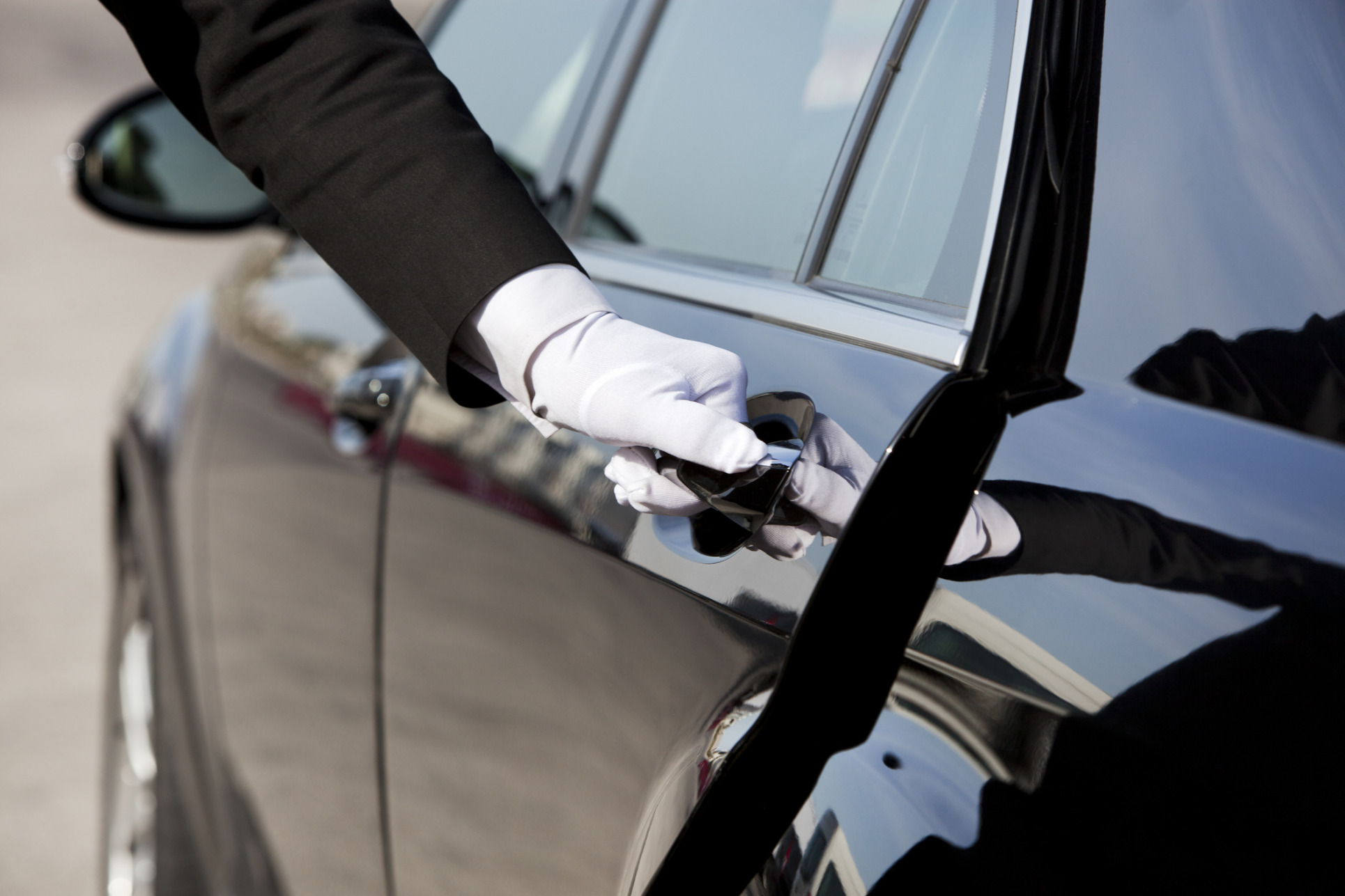 Chauffeur opening / closing luxury car door 銀聯信用卡專享優惠 - WeWa 信用卡